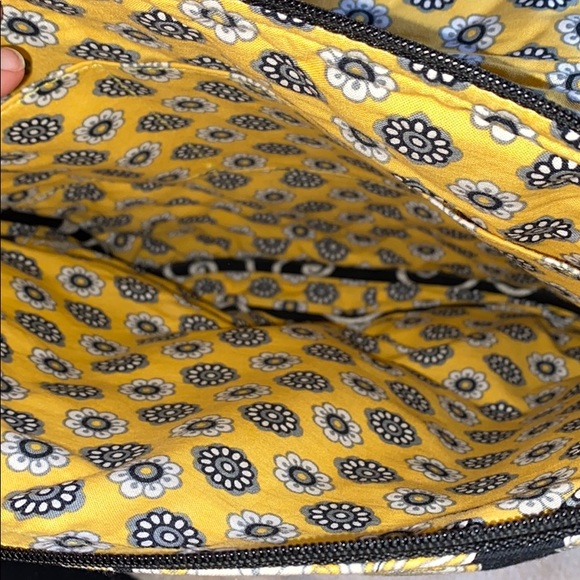 Large Vera Bradley Crossbody in classic pattern - Picture 4 of 4